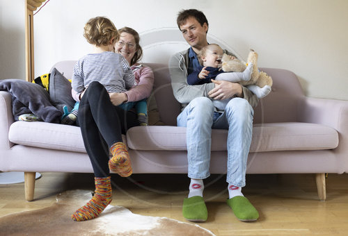 Familie auf dem Sofa