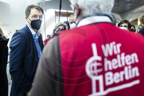 BM Lauterbach besucht Ukraine-Ankunftsszentrum Tegel