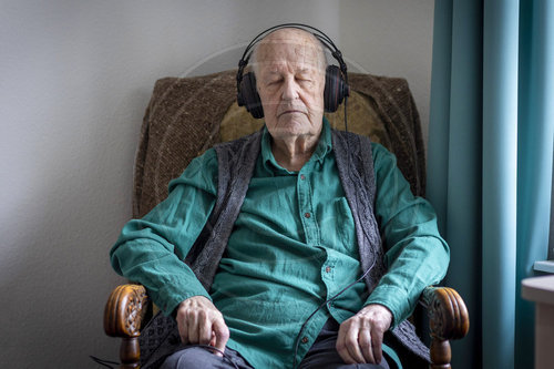 Alter Mann geniesst Musik