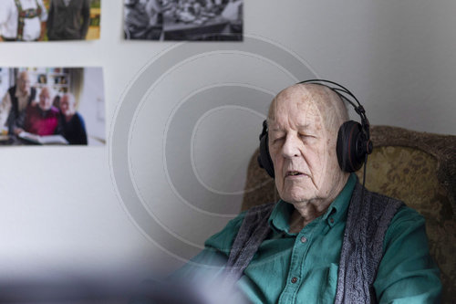 Alter Mann geniesst Musik
