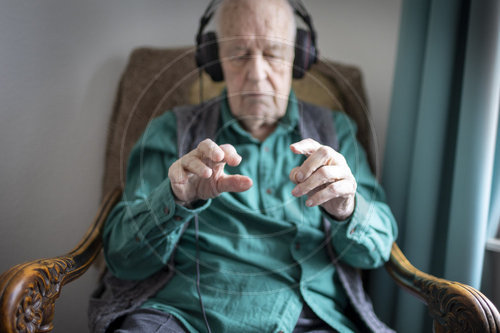 Alter Mann dirigiert zu Musik