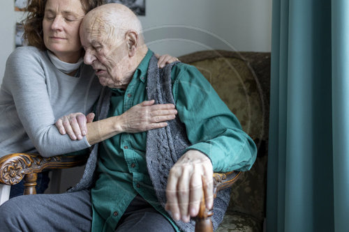 Alter Mann im Pflegeheim wird getroestet