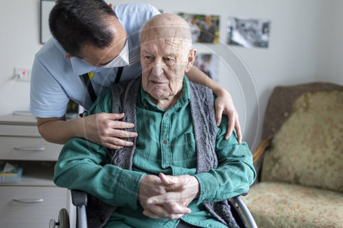 Alter Mann und Pfleger