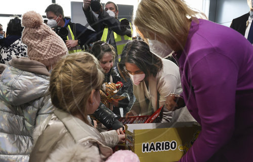 Bundesaussenministerin Baerbock trifft ukrainische Fluechtlinge am Frankfurter Flughafen