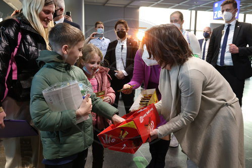 Bundesaussenministerin Baerbock trifft ukrainische Fluechtlinge am Frankfurter Flughafen