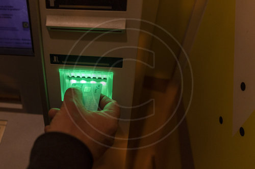 Geldkarte am Geldautomat
