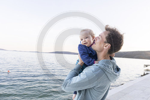 Vater und Baby am Meer
