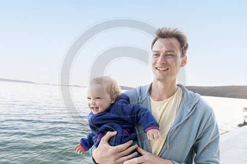 Vater und Baby am Meer