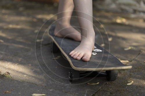 Kind auf einem Skateboard