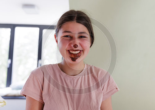 Maedchen mit einem schokoladen verschmierten Mund
