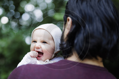 Vater mit  Baby