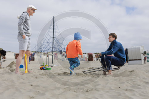 Spielzeug fuer Erwachsene am Strand von Borkum.
