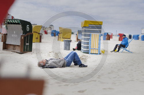 Thema: Ausruhen. Mittagsschlaf am Strand von Borkum.