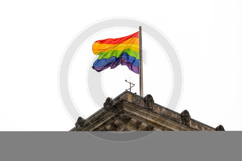 Regenbogenfagge auf dem Reichstagsgebaeude