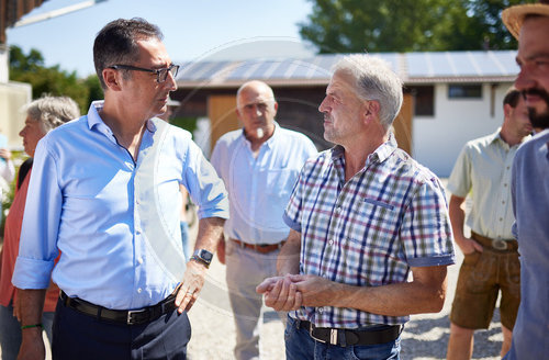 Cem Oezdemir besucht Naturland Hof