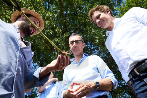 Cem Oezdemir besucht Naturland Hof