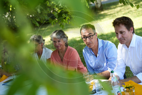 Cem Oezdemir besucht Naturland Hof