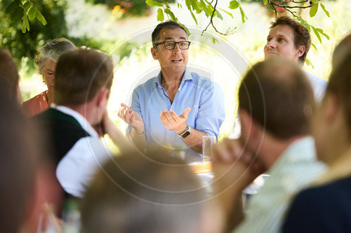 Cem Oezdemir besucht Naturland Hof