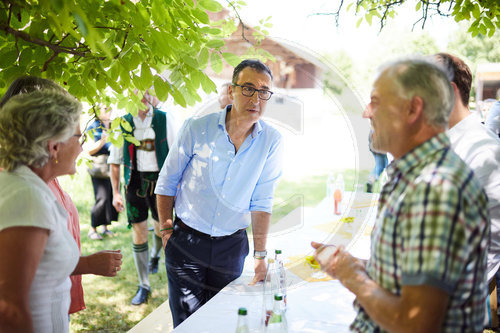 Cem Oezdemir besucht Naturland Hof