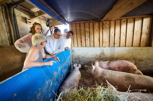 Cem Oezdemir besucht Schweinsmastbetrie