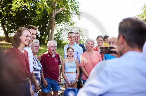 Cem Oezdemir besucht Schweinsmastbetrieb