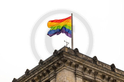 Regenbogenfagge auf dem Reichstagsgebaeude