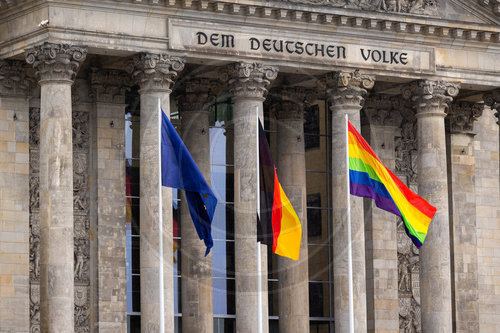 Regenbogenfagge auf dem Reichstagsgebaeude