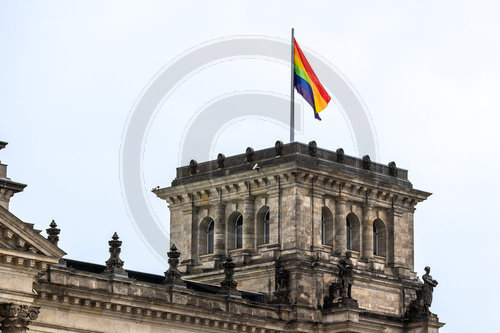 Regenbogenfagge auf dem Reichstagsgebaeude
