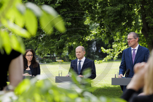 Olaf Scholz (SPD), Bundeskanzler, Yasmin Fahimi, DGB Vorsitzende, Rainer Dulger, BDA Praesident