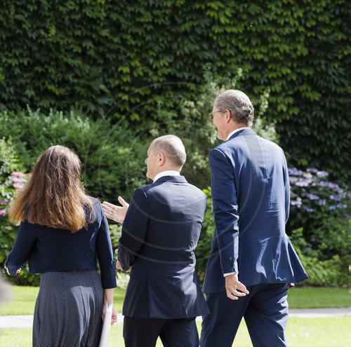 v.l.  Yasmin Fahimi, DGB Vorsitzende, Olaf Scholz (SPD), Bundeskanzler, Rainer Dulger, BDA Praesident