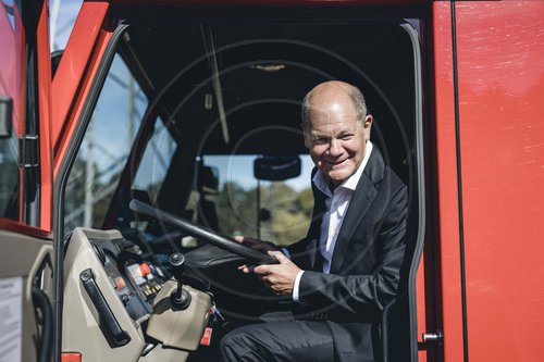 Bundeskanzler Olaf Scholz besucht Feuerwehrzentrum