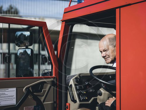 Bundeskanzler Olaf Scholz besucht Feuerwehrzentrum