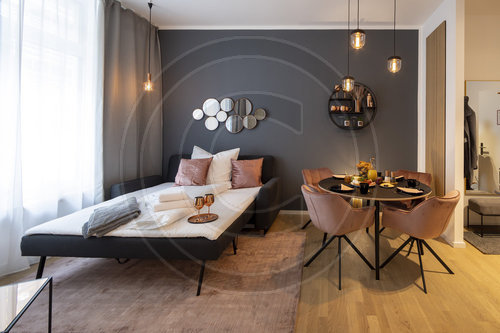 Schlafzimmer und Esszimmer in einem Luxus Apartment in Berlin