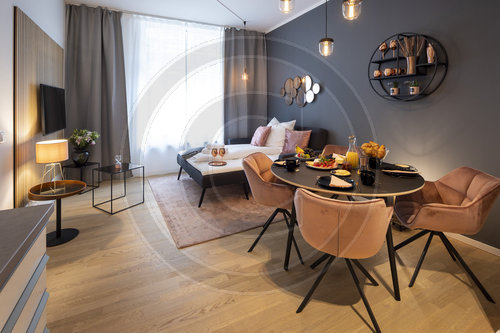 Schlafzimmer und Esszimmer in einem Luxus Apartment in Berlin
