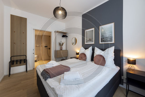 Schlafzimmer, Doppelbett in einem Luxus Apartment in Berlin