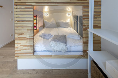 Doppelbett in einem Luxus Apartment in Berlin