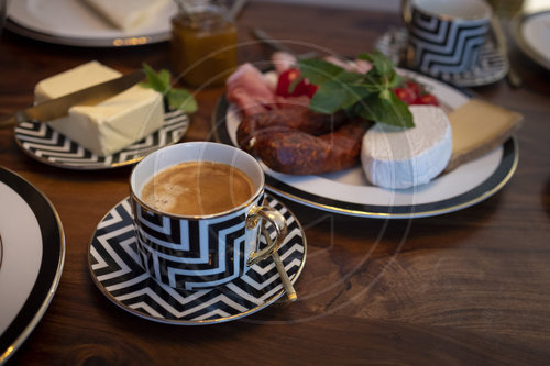 Fruehstueck mit einem Kaffee in einer luxerioesen Tasse.