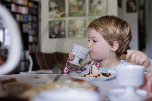 Kind mit edler Kaffeetasse Serie Secunda Tapio Wirkkala