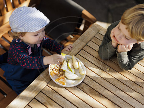 Kinder mit Snack Teller