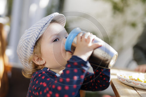 Kleinkind trinkt aus einer Tasse
