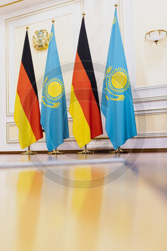 Flaggen von Deutschland und Kasachstan