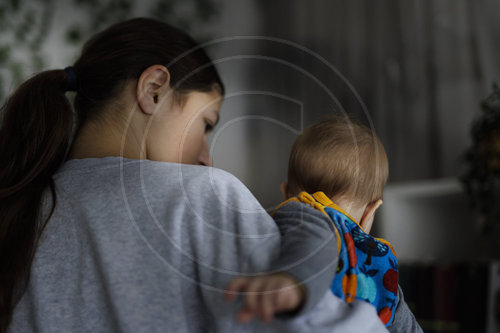 Maedchen mit Baby auf dem Arm