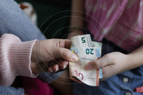 Kinderhand und Geldscheine