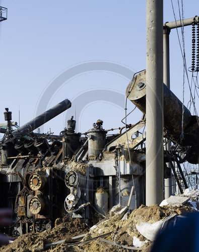 Zerstoerter Transformator in einem Umspannwerk in der Ukraine