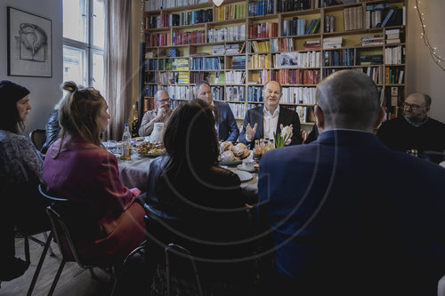 Kanzler Scholz im Gespraech mit UnternehmerInnen