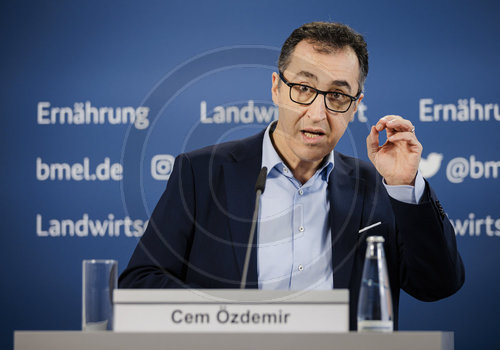 Cem Oezdemir bei Pressekonferenz zum Verbot fuer an Kinder gerichtete Werbung