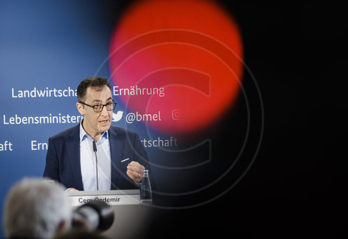 Cem Oezdemir bei Pressekonferenz zum Verbot fuer an Kinder gerichtete Werbung