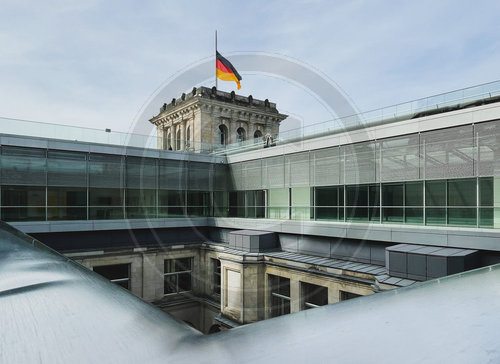 Deutschlandfahne des Deutschen Bundestag auf halbmast