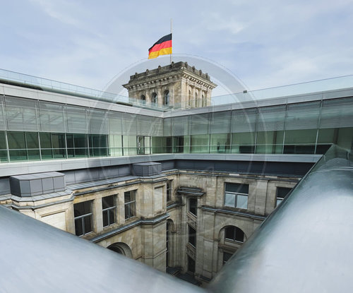 Deutschlandfahne des Deutschen Bundestag auf halbmast