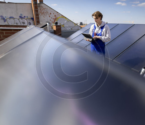 Ein Mann kontrolliert Solarkollektoren